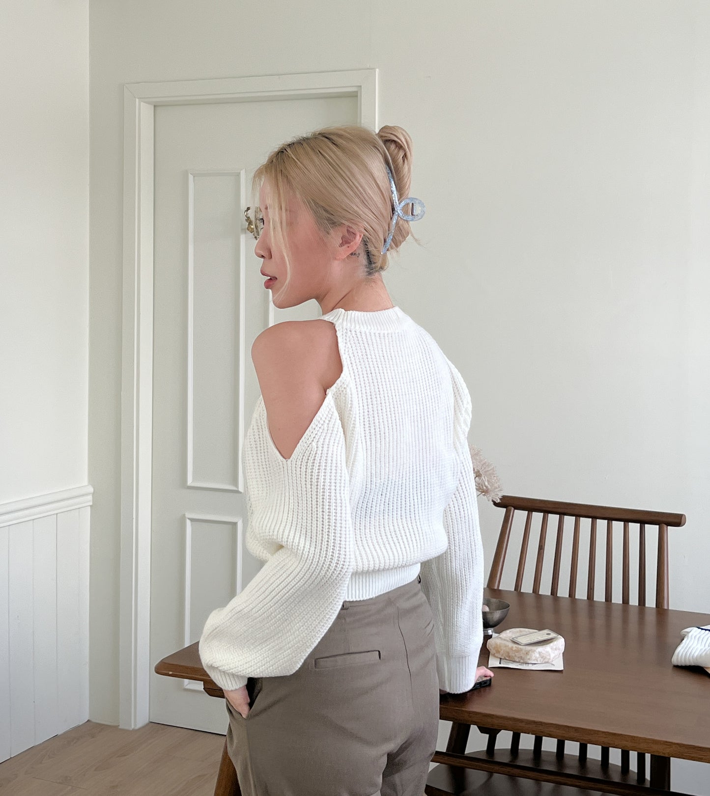 露單肩短版粗針織上衣