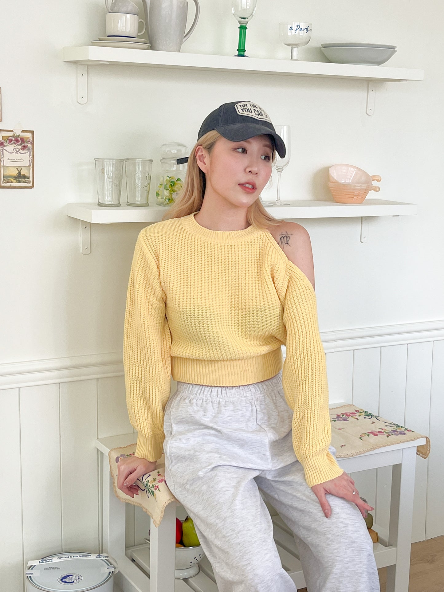 露單肩短版粗針織上衣