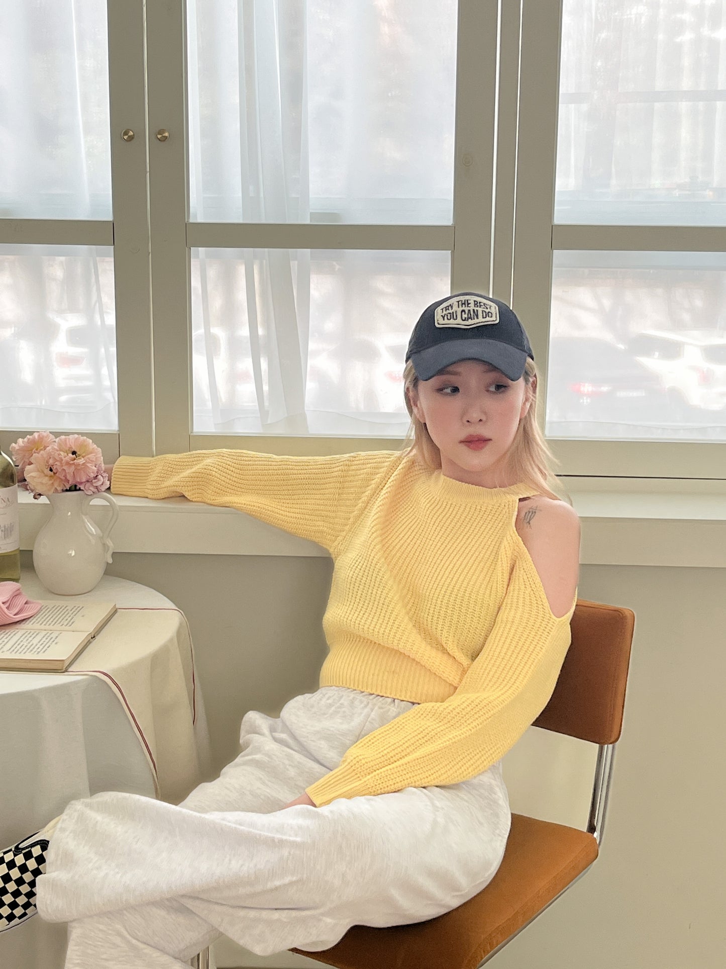 露單肩短版粗針織上衣