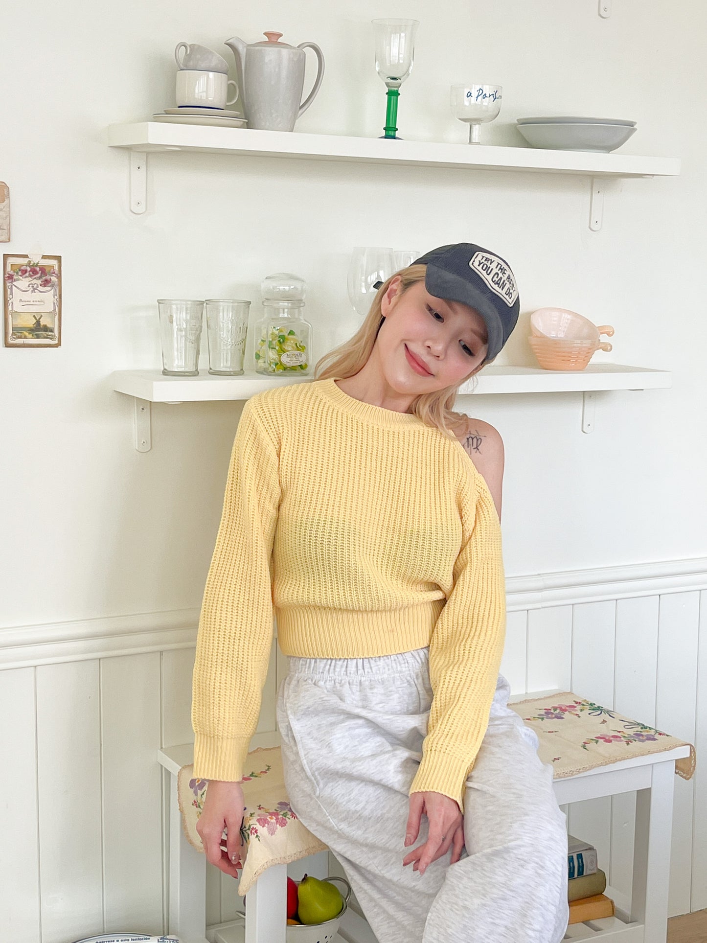 露單肩短版粗針織上衣