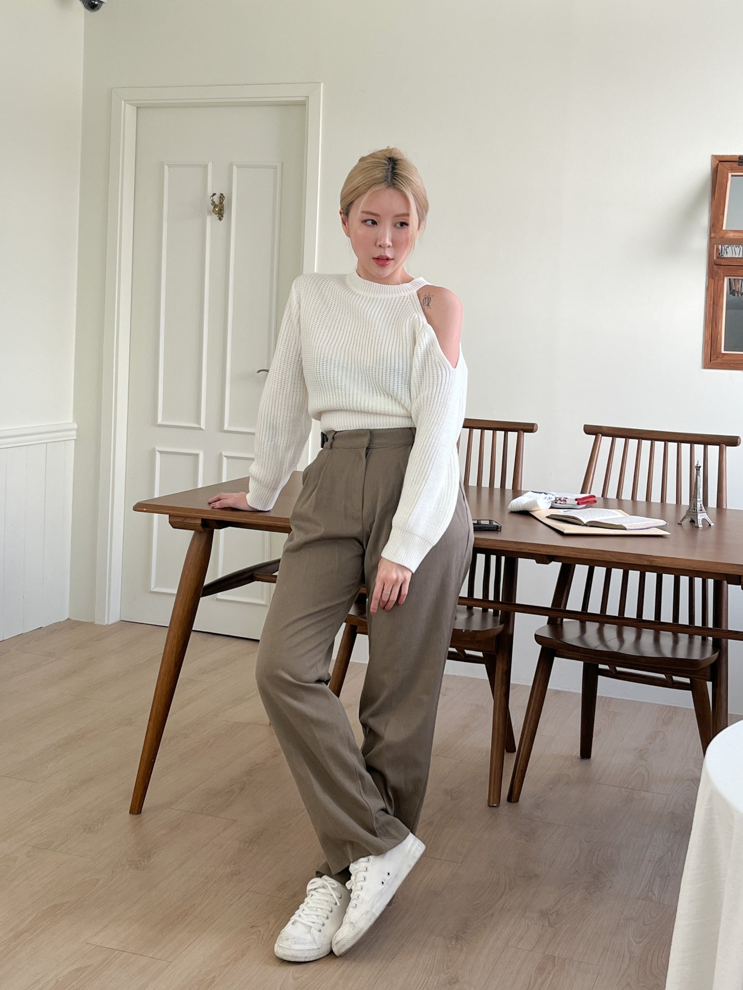 露單肩短版粗針織上衣